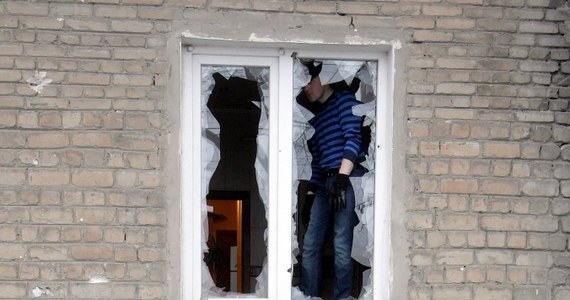 Siedmiu cywilów zginęło, gdy prorosyjscy bojownicy ostrzelali dzielnicę mieszkalną w Doniecku we wschodniej Ukrainie. Ludzie ustawili się tam w kolejce po pomoc humanitarną - twierdzi Rada Bezpieczeństwa Narodowego i Obrony w Kijowie. Z kolei prorosyjscy separatyści w Doniecku utrzymują, że w ostrzale artyleryjskim prowadzonym przez ukraińską armię zginęło co najmniej 12 osób. Pociski miały trafić m. in. w dom kultury i trolejbus. Siedmioro cywilów zostało także zabitych w ostrzale miasta Debalcewo, bronionego przez wojska rządowe.