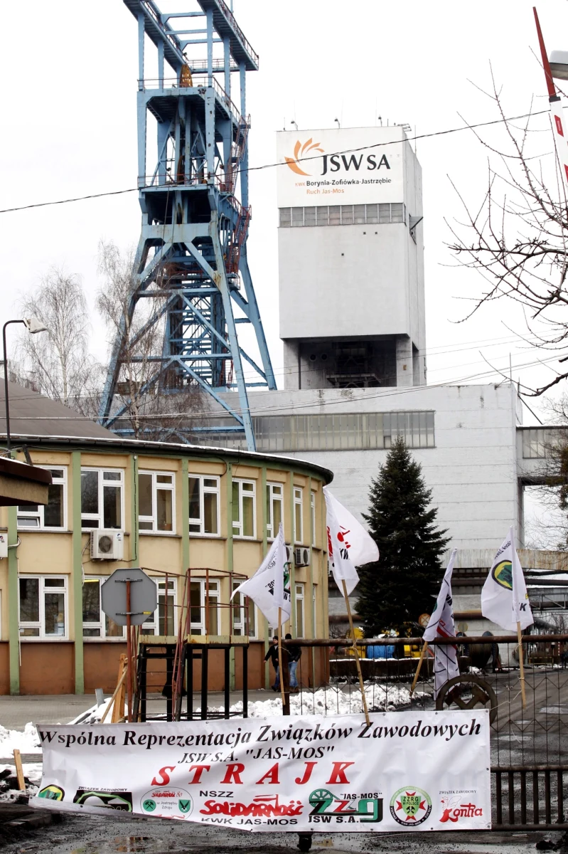 Po ponad dwugodzinnym spotkaniu zarządu Jastrzębskiej Spółki Węglowej ze związkami, które od środy prowadzą strajk w kopalniach spółki, rozmowy zostały przerwane. Mają być kontynuowane w poniedziałek - z udziałem mediatora.