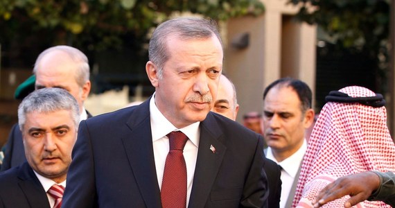 Prezydent Turcji, islamski konserwatysta Recep Tayyip Erdogan po raz kolejny domagał się wzmocnienia jego uprawnień jako szefa państwa i powołał się na ustrój...Wielkiej Brytanii, gdzie - jak powiedział - królowa ma "pozycję dominującą".