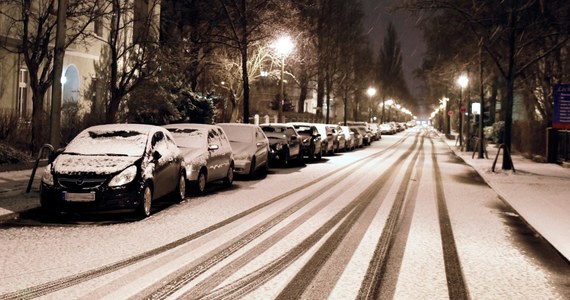Uwaga kierowcy - na drogach są bardzo złe warunki do jazdy. W wielu regionach sypie śnieg, a na jezdniach zalega pośniegowe błoto. 