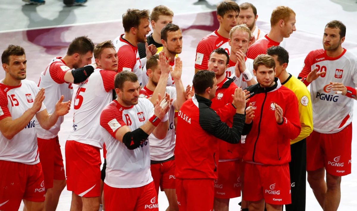 Chłopaki muszą się pozbierać, wyciągnąć wnioski i walczyć o brąz, który jest w ich zasięgu - powiedział właściciel klubu piłkarzy ręcznych Vive Tauron Kielce Bertus Servaas. Przedsiębiorca wyraził również swoje zastrzeżenia do pracy sędziów w meczu z Katarem.