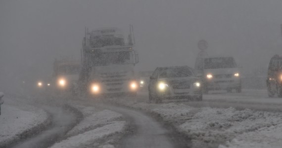 Słowackie drogi na terenach przygranicznych są już przejezdne. Kierowcy ciężarówek zmierzających na Słowację mogą już swobodnie przekraczać granicę - poinformowała podkarpacka policja. Wcześniej u naszych południowych sąsiadów szalała śnieżyca.