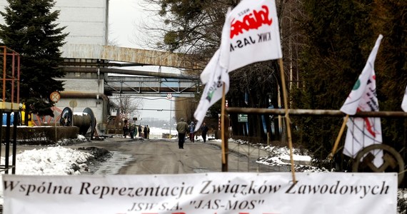 Ponad 2 tysiące górników strajkuje w kopalniach Jastrzębskiej Spółki Węglowej. Taką liczbę podaje Centrum Zarządzania Kryzysowego Wojewody Śląskiego. Protestują zarówno pracownicy powierzchni, jak i dołowi, którzy odmawiają zjazdu pod ziemię.