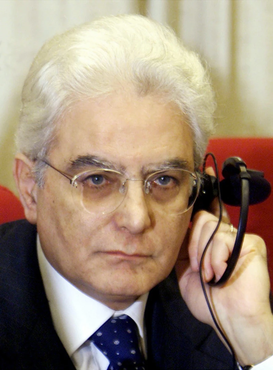 ​73-letni Sergio Mattarella został wybrany przez parlament Włoch na prezydenta kraju. Kandydaturę sędziego Trybunału Konstytucyjnego i byłego deputowanego oraz byłego ministra wysunęła centrolewicowa Partia Demokratyczna premiera Matteo Renziego.
