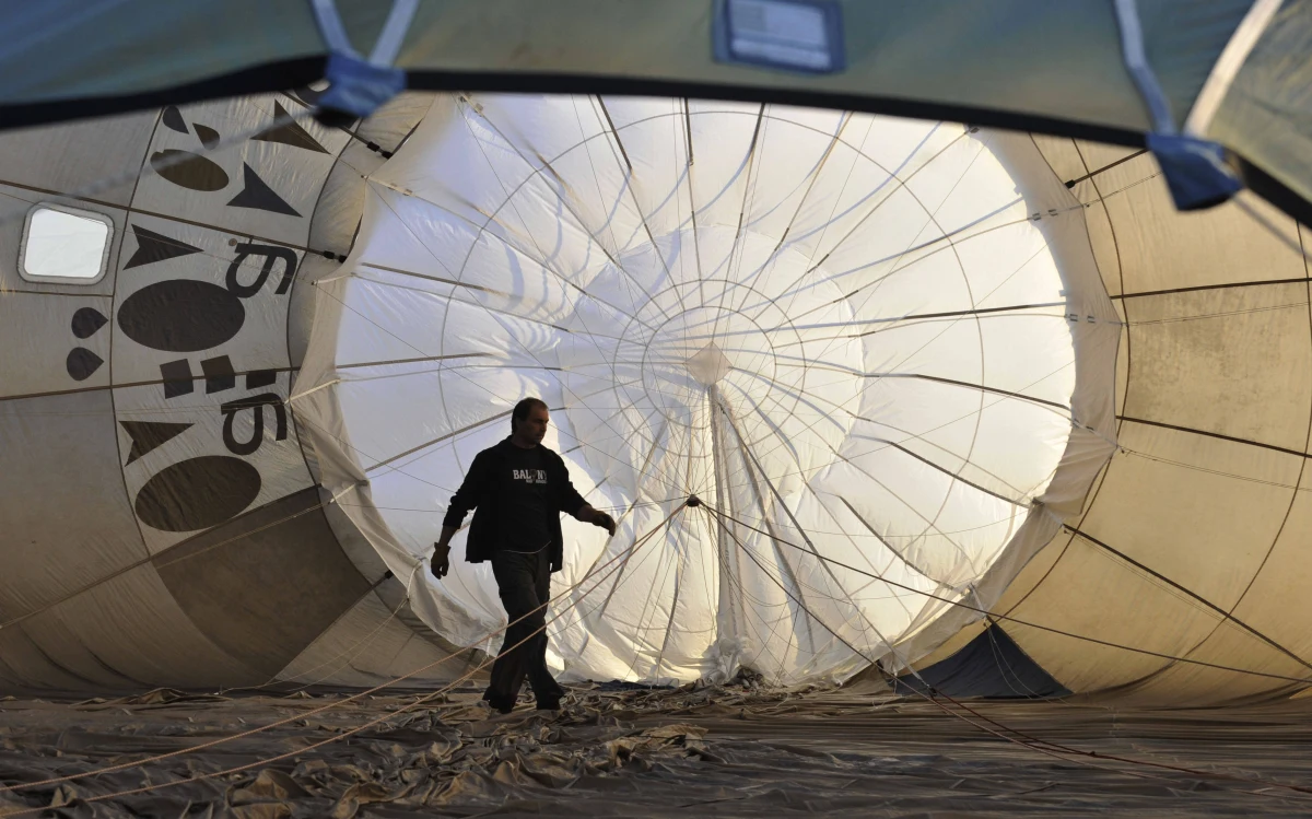 Dwaj piloci: Amerykanin i Rosjanin, którzy w wypełnionym helem balonie ustanowili nowe rekordy odległości i czasu przelotu, wylądowali bezpiecznie u wybrzeży Meksyku.