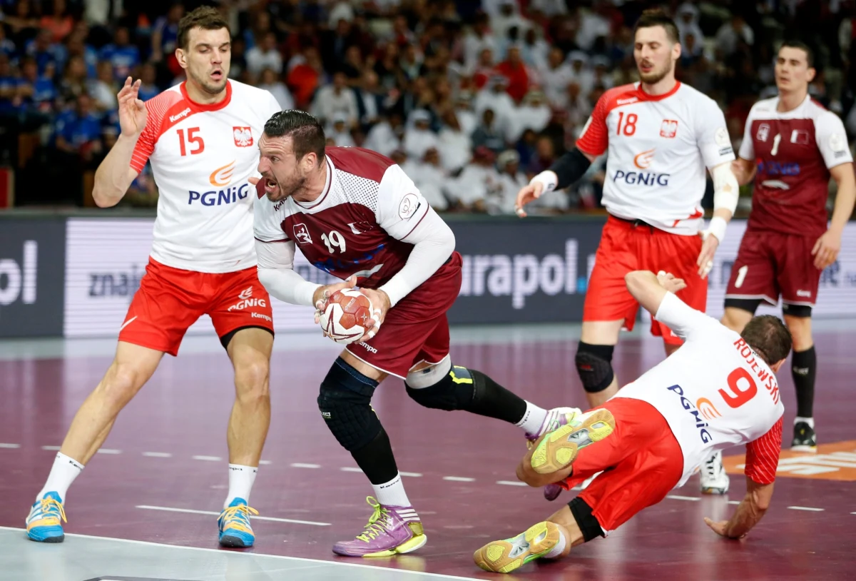 Komisja dyscyplinarna mistrzostw świata piłkarzy ręcznych w Katarze postanowiła ukarać półrocznym zawieszeniem lekarza reprezentacji Polski Rafała Markowskiego za jego zachowanie po przegranym meczu półfinałowym 29:31 z zespołem gospodarzy. ​W dodatku Związek Piłki Ręcznej w Polsce będzie musiał zapłacić grzywnę, ale jej wysokości nie ujawniono. Informację podano na oficjalnej stronie mundialu.