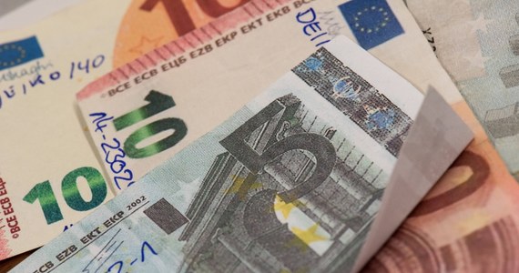 "Grecja poza strefą euro nie ma przed sobą żadnej przyszłości, ale ma prawo chcieć rozmawiać o sposobach redukcji ciężaru swego zadłużenia" - oświadczył francuski minister finansów Michel Sapin, który ma się spotkać ze swoim greckim odpowiednikiem.