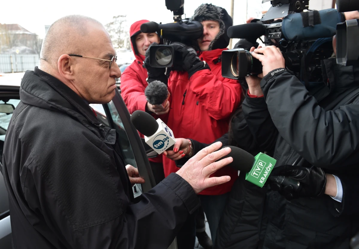 "Nie mam nic wspólnego z zaginięciem pana Jarosława Ziętary" - oświadczył były senator Aleksander Gawronik, podejrzany o podżeganie do zabójstwa poznańskiego dziennikarza. Jak dodał, występuje pod pełnym imieniem i nazwiskiem, ponieważ nie ma nic do ukrycia. Na pytanie dlaczego świadkowie zeznawali przeciwko niemu, odpowiedział wprost: świadek pier****. W sobotę biznesmen został zwolniony z aresztu.