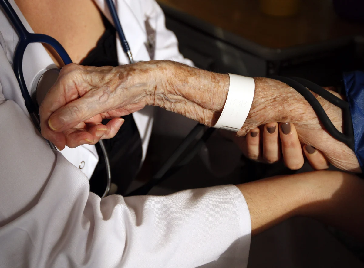 Pani Janina z Ostrowa Lubelskiego, 91-letnia staruszka, która decyzją lekarki 11 godzin spędziła w chłodni zakładu pogrzebowego, żyje - wreszcie oficjalnie. Sąd w Lubartowie unieważnił jej akt zgonu, wystawiony 6 listopada.