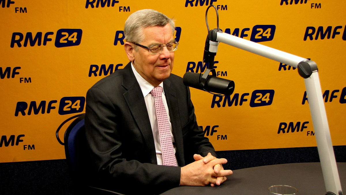 „W obliczu rosyjskich kłamstw Grzegorz Schetyna broni polskiej wersji historii” – mówi o zamieszaniu wokół słów szefa MSZ, doradca Prezydenta RP Tomasz Nałęcz - „Ma w tym pełne wsparcie każdego polskiego historyka, a prezydent jest historykiem”.  Minister Spraw Zagranicznych ocenił jako interesujący pomysł prezydenta, by 8 maja zorganizować w Polsce obchody 70. rocznicy zakończenia II wojny światowej. „Schetyna mówi, że niech sobie Putin z żołnierzami, którzy zajęli Krym, świętuje wielką paradą militarną, ale my Europejczycy spotkajmy się w Gdańsku” – ocenia Nałęcz. 