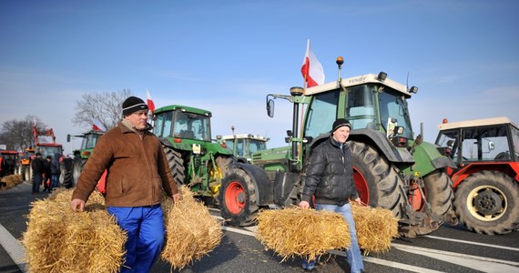 Co najmniej 15 dróg w całym kraju zamierzają zablokować rolnicy do końca tygodnia. Dziś utrudnienia na kierowców czekają m.in. na krajowej "dwójce" w Zdanach i na drodze nr 19 w Zabłudowie w pobliżu Białegostoku. Kierowcy będą mieli również problem wszędzie tam, gdzie swój protest prowadzą górnicy z JSW.