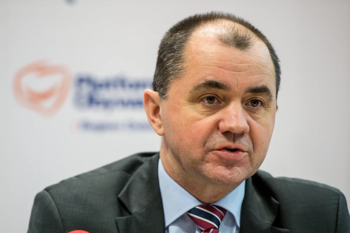 Poseł PO Zbigniew Rynasiewicz, prokurator apelacyjna z Rzeszowa Anna Habało i ksiądz prałat Robert Mokrzycki to osoby, którym miał wręczyć łapówki biznesmen z Leżajska w wielkiej aferze korupcyjnej na Podkarpaciu - dowiedział się nieoficjalnie reporter RMF FM Krzysztof Zasada. Wczoraj podkarpacki przedsiębiorca usłyszał sześć zarzutów.