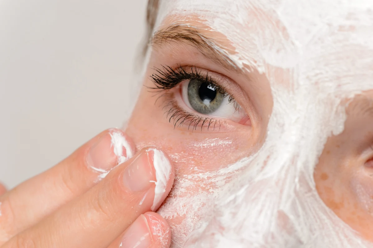 Londyński hotel Dorchester oferuje swoim gościom niecodzienną terapię odmładzającą. Najpierw jednak trzeba oddać krew. Zostaje ona wykorzystana do produkcji kremu, którego głównym składnikiem jest znajdujące się we krwi białko.  