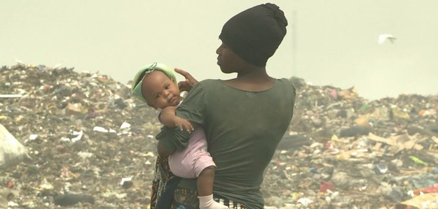 Przychodzą tu codziennie, nie bacząc na toksyczny gaz wydobywający się z hałd odpadów. Są ich tysiące, w tym wiele dzieci i nastolatków. Ich życiowe dramaty są różne, ale łączy ich jedno – potrzeba przetrwania i zaspokojenia głodu. W Maputo, stolicy Mozambiku – najbiedniejszego kraju świata – znajduje się gigantyczne wysypisko śmieci, które daje utrzymanie najuboższym. Z ton śmieci wybierają oni plastik, papier, puszki, butelki – wszystko, co można jeszcze sprzedać. Szczególnie łakomym kąskiem są odpady z bogatszych dzielnic miasta.


„Nie mam za c utrzymać dzieci; muszę je jakoś nakarmić” – mówi Rosa, jedna z osób trudniących się zbieractwem odpadów. W podobnym tonie wypowiada się Tina: „Moje życie to pasmo cierpień; bez tego wysypiska nie miałabym za co utrzymać dzieci.”


Mozambik zachodnim turystom może wydawać się rajem na ziemi, głównie z powodu cudownych krajobrazów i bogatego wachlarza możliwości aktywnego wypoczynku. Dla jego mieszkańców jest jednak piekłem, w którym codziennie muszą walczyć o byt. Po kilkunastu latach krwawej wojny z RPA, a później wojny domowej, kraj ten wciąż nie może stanąć na nogi. Ludzi dziesiątkuje AIDS i choroby tropikalne, a warunki życia dalekie są od cywilizowanych. W Mozambiku infrastruktura jest szczątkowa: drogi, instytucje publiczne i fabryki wciąż czekają na odbudowę.