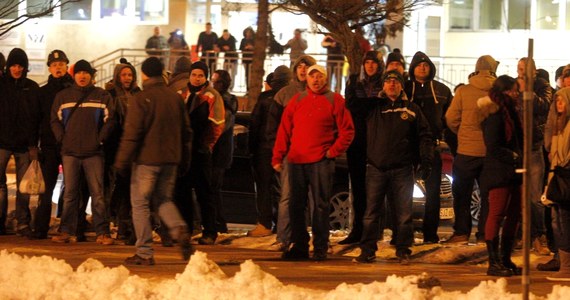 Około 13 mają zostać wznowione rozmowy związkowców z zarządem Jastrzębskiej Spółki Węglowej. Dziś przed siedzibą spółki w Jastrzębiu Zdroju zgromadziło się około 200 osób. Po wczorajszych burdach policja zatrzymała 15 osób. W stronę funkcjonariuszy poleciały petardy, świece dymne i płyty chodnikowe. Policja użyła gazu i broni gładkolufowej. 