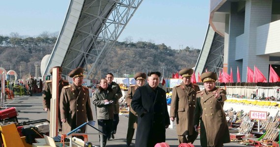 Korea Północna oświadczyła, że nie widzi potrzeby jakichkolwiek negocjacji z USA, oskarżyła Waszyngton o próby obalenia władz w Pjongjangu oraz zagroziła odpowiedzią nuklearną i atakami hakerów w odpowiedzi  na "jakąkolwiek agresję amerykańską". "KRLD nie ma już potrzeby ani chęci zasiadania przy stole negocjacyjnym z USA" - podano w oświadczeniu.