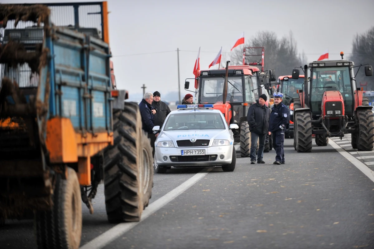 Rolnicy nie ustępują, wciąż blokują drogi na Mazowszu. Blokada w Zdanach między Siedlcami a Warszawą i sunący konwój traktorów z Łukowa, który zablokuje trasę A2 - tak wyglądają dzisiejsze plany protestujących.
