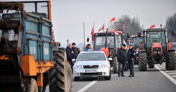Rolnicy nie ustępują, wciąż blokują drogi na Mazowszu. Blokada w Zdanach między Siedlcami a Warszawą i sunący konwój traktorów z Łukowa, który zablokuje trasę A2 - tak wyglądają dzisiejsze plany protestujących.