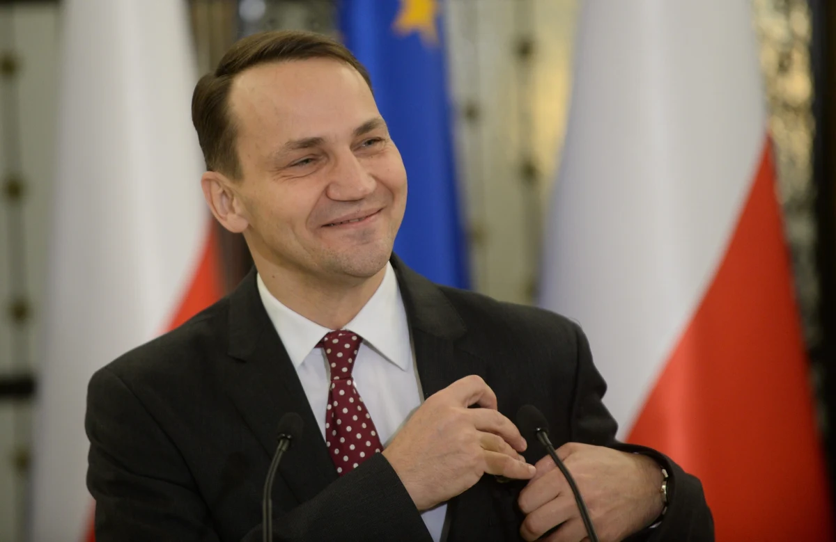 "Polska jako członek koalicji antyhitlerowskiej ma prawo świętować Dzień Zwycięstwa i nie można nam tego odmawiać" - powiedział Radosław Sikorski. Zdaniem byłego szefa polskiej dyplomacji, kiedy polski rząd jest krytykowany z zagranicy, to wszyscy powinni mieć "odruch solidarności" z rządem.