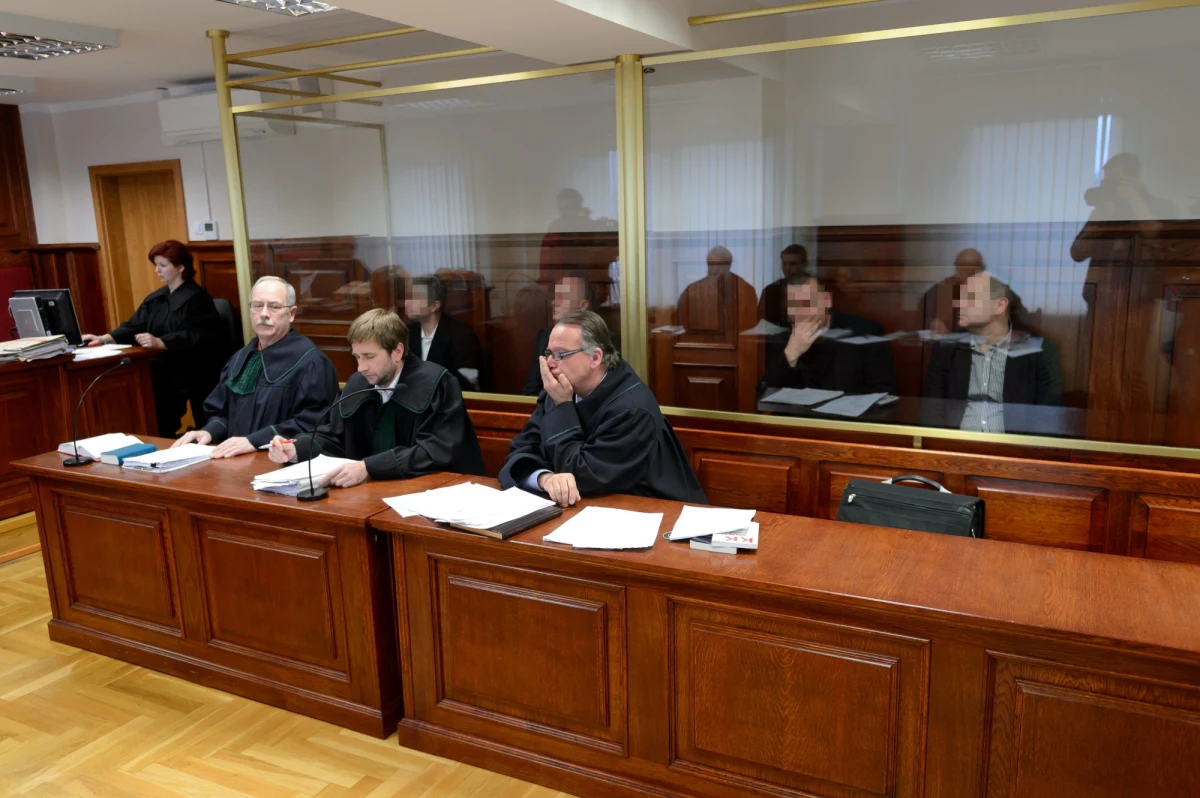 Sąd Apelacyjny w Poznaniu uchylił w całości zaskarżony wyrok i umorzył postępowanie ws. policjantów, uczestników akcji z 2004 roku, w której został śmiertelnie postrzelony 19-latek. W lipcu ubiegłego roku biorący udział w akcji czterej funkcjonariusze usłyszeli wyrok więzienia w zawieszeniu. 