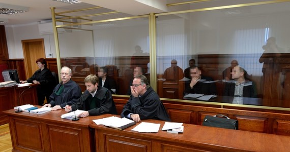 Sąd Apelacyjny w Poznaniu uchylił w całości zaskarżony wyrok i umorzył postępowanie ws. policjantów, uczestników akcji z 2004 roku, w której został śmiertelnie postrzelony 19-latek. W lipcu ubiegłego roku biorący udział w akcji czterej funkcjonariusze usłyszeli wyrok więzienia w zawieszeniu. 