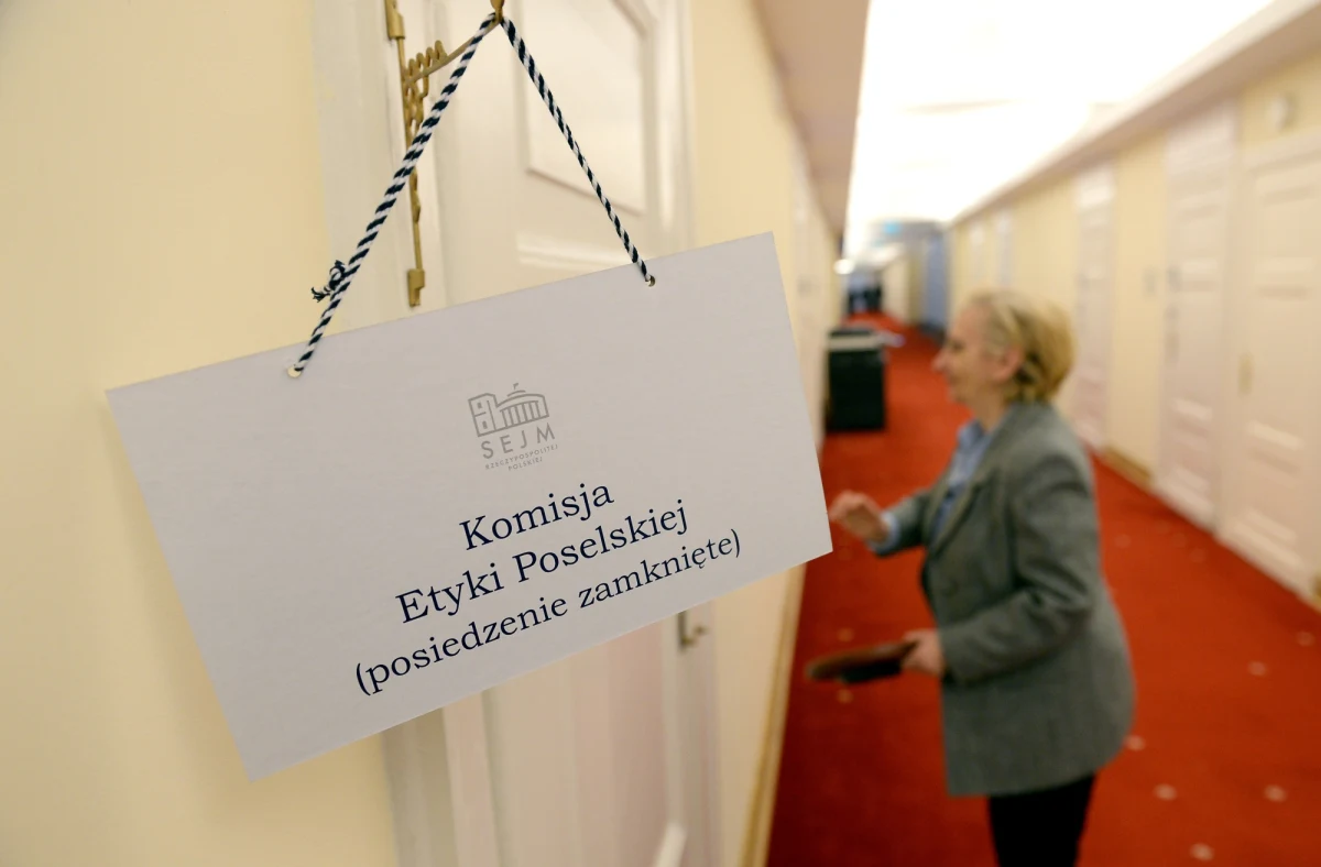Sejmowa komisja etyki zdecydowała o ukaraniu najwyższą możliwą karą - naganą - posłów: Adama Hofmana, Mariusza A. Kamińskiego i Adama Rogackiego. Sprawa ma związek z nieprawidłowościami przy rozliczaniu ich podróży służbowych.  