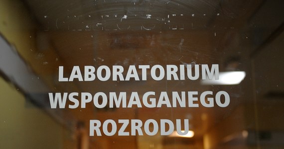 Prokurator generalny Andrzej Seremet chce się zapoznać z aktami postępowania szczecińskiej prokuratury, gdzie odmówiono wszczęcia śledztwa ws. kobiety, która wskutek błędu przy zapłodnieniu in vitro urodziła nie swoje dziecko. Szpital ze Szczecina przeprasza za błąd, do jakiego doszło podczas zapłodnienia in vitro i zapowiada, że jest gotów wypłacić odszkodowanie. 