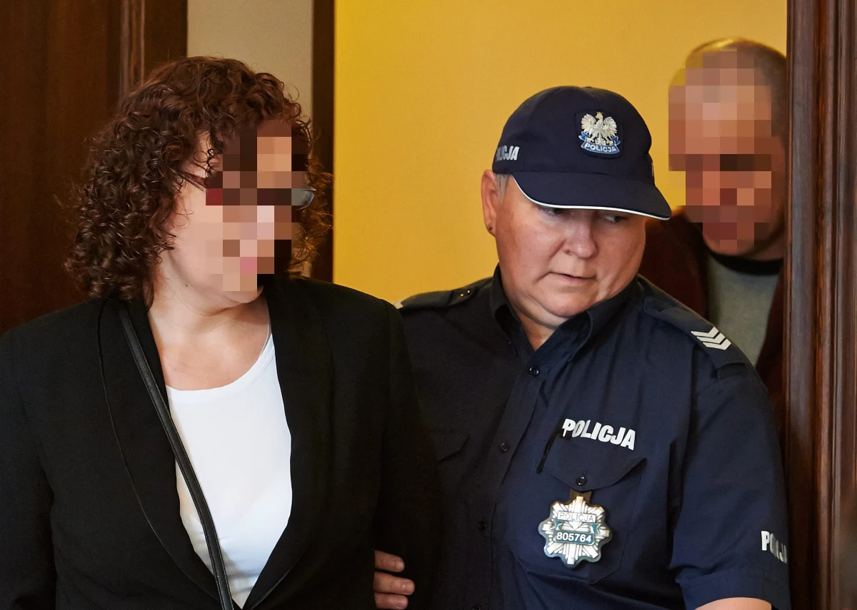 25 lat więzienia zamiast dożywocia dla matki zastępczej z Pucka za spowodowanie śmierci dwójki dzieci. 4 lata więzienia zamiast pięciu dla ojca zastępczego za znęcanie się nad dziećmi. Takie wyroki wydał dzisiaj Sąd Apelacyjny w Gdańsku. Tragiczne wydarzenia rozegrały się w 2012 roku.