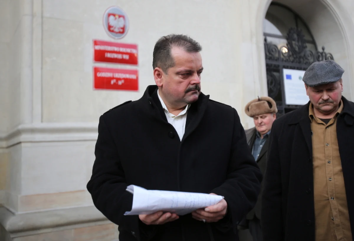 Rolnicy zerwali rozmowy z ministrem Markiem Sawickim. Żądają rekompensat za szkody wyrządzone przez dziki i podwyższenia cen w skupach żywca. 