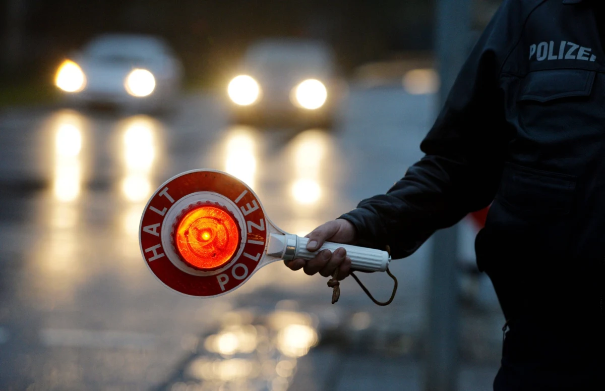 11 polskich busów zostało zatrzymanych na obwodnicy Berlina. Problem dotyczy - jak ustaliliśmy - licencji na transport międzynarodowy. Zgłoszenie w tej sprawie otrzymaliśmy na Gorącą Linię RMF FM. 