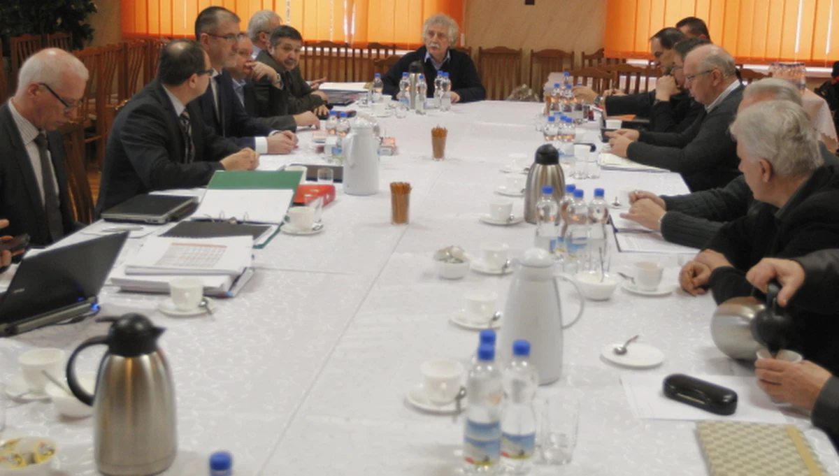 Po południu wznowiono negocjacje związkowców z zarządem Jastrzębskiej Spółki Węglowej i mediatorem. Rozmowy nie rozpoczęły się już w siedzibie JSW w Jastrzębiu Zdroju, przed którą wczoraj doszło do zamieszek, ale w  Świerklanach. Po pewnym czasie zdecydowano jednak o powrocie do siedziby spółki.