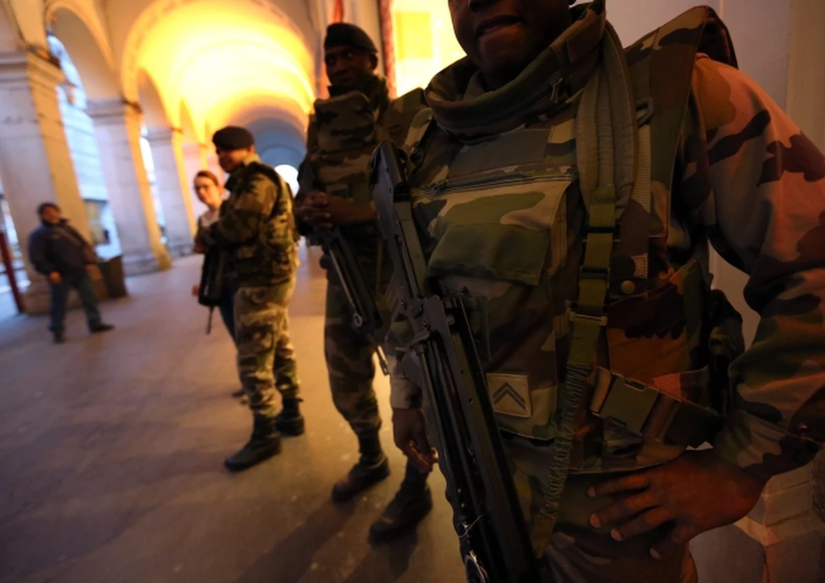 Oburzenie we Francji po ataku terrorystycznym na wojskowy patrol w Nicei, w którym rannych zostało trzech żołnierzy. Szef MSW przyznał bowiem, że sprawca był znany służbom specjalnym jako islamski ekstremista - mimo to nie znajdował się pod obserwacją. Liderzy opozycji oskarżają rząd i służby specjalne o nieudolność.