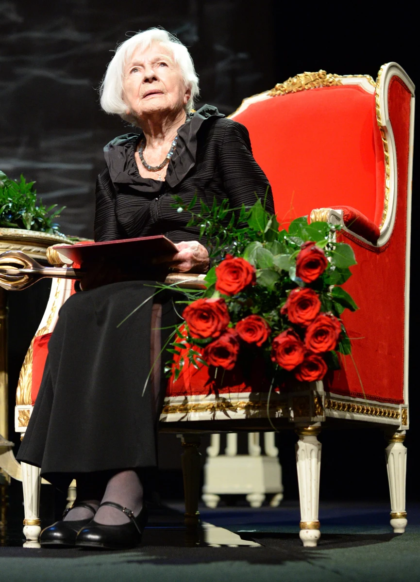 "Niesamowita pogoda ducha, wielka ciekawość świata, odwaga i skromność - to cechy Danuty Szaflarskiej" - wymienia zaprzyjaźniona z nią od lat reżyserka Dorota Kędzierzawska. Aktorka filmowa i teatralna będzie jutro świętować 100. urodziny.