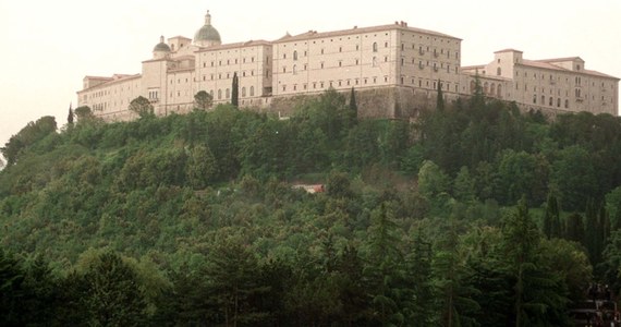  Władze Bawarii są gotowe do przekazania praw autorskich słynnej pieśni pt. „Czerwone maki na Monte Cassino”. 