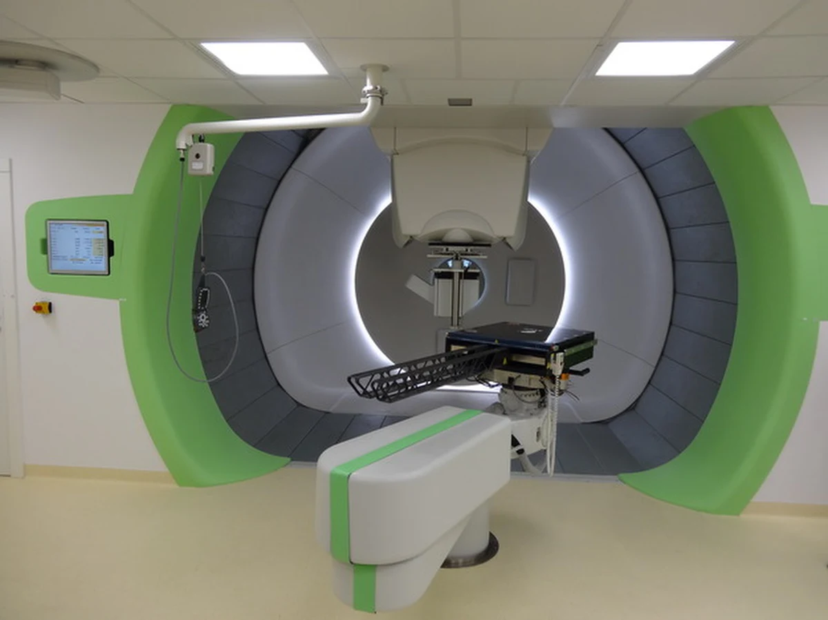 Do końca kwietnia zostaną opracowane wskazania medyczne, u których chorych na raka stosować najnowocześniejszą terapię protonową. Takie zapewnienie nasz reporter Mariusz Piekarski usłyszał od konsultanta krajowego w dziedzinie radioterapii onkologicznej Rafała Dziadziuszko. W Instytucie Fizyki Jądrowej w Krakowie kończy się budowa dwóch stanowisk do naświetlań protonami, które uderzają jedynie w chore komórki rakowe, omijając zdrowe tkanki. 