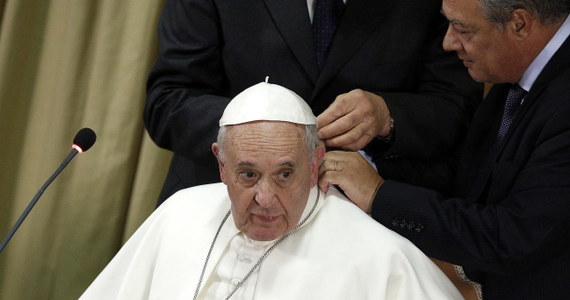 Papież Franciszek wyznał podczas rozmowy z siedmioma nastolatkami z pięciu kontynentów, że nie potrafi korzystać z komputera. "Wstyd, prawda?" - zażartował podczas wideokonferencji w Watykanie. 