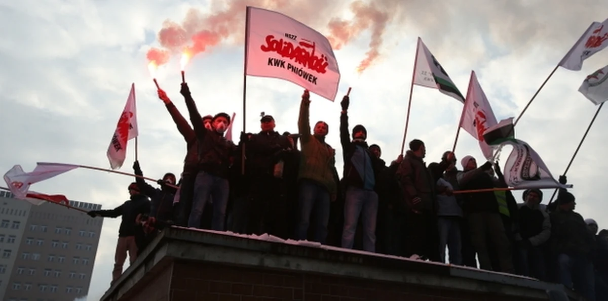 Demonstracja kilkuset osób przed siedzibą Jastrzębskiej Spółki Węglowej. Przed budynkiem stanęły namioty związkowców. Protestujący krzyczą, od czasu do czasu odpalają petardy. W siedzibie JSW od godz. 15 trwają kolejne negocjacje związkowców z zarządem spółki. 