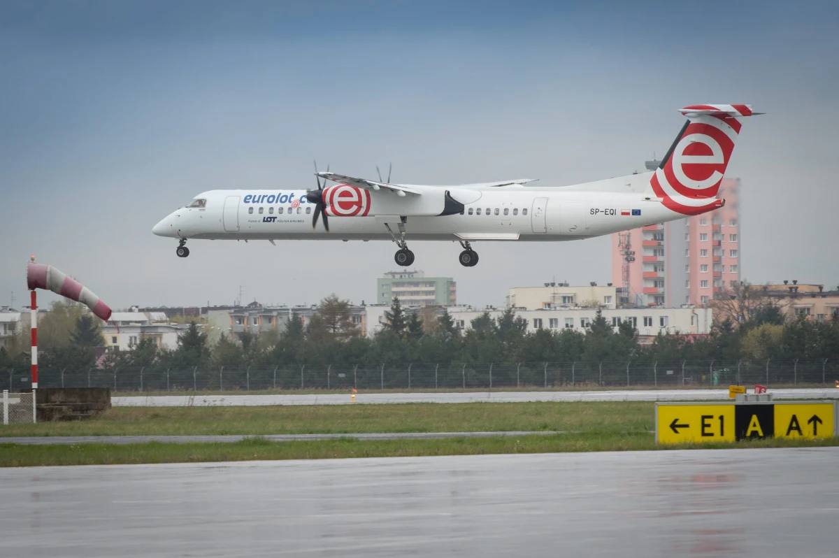 Linia Eurolot będzie realizować swoje połączenia tylko do końca marca. Pasażerowie, którzy wykupili bilety na rejsy po 31 marca dostaną albo 100-procentowy zwrot kosztów zakupu biletu, albo będą mogli zmienić rezerwację. Ministerstwo Skarbu Państwa zapowiada, że spółka zostanie zlikwidowana.