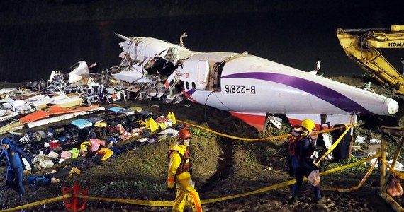 Oba silniki samolotu ATR linii TransAsia Airways, który w środę wpadł do rzeki wkrótce po starcie z lotniska w Tajpej, nie działały w momencie katastrofy - przekazali śledczy. Łącznie zginęło 35 osób. W rzece poszukiwane są ciała ośmiu ofiar.