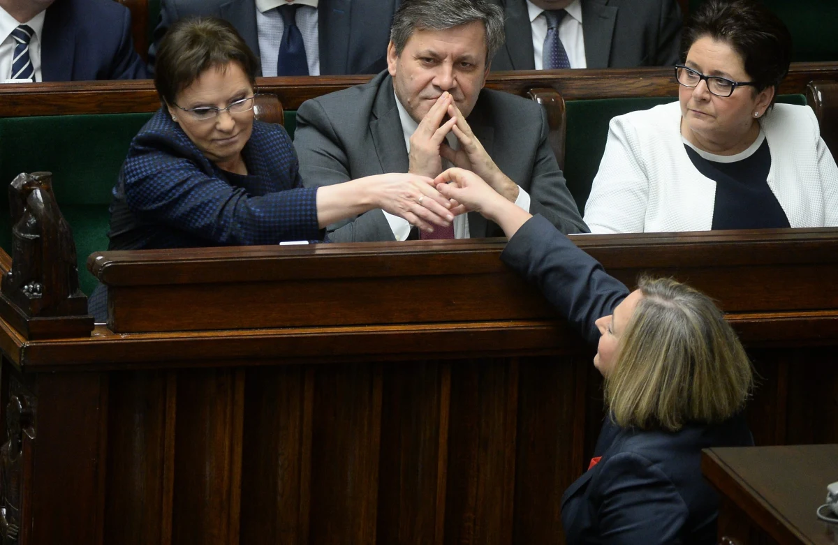 "To jest dobry dzień dla tych, którzy czekali na to prawo, szczególnie ofiar przemocy, ale też dobry dzień dla Platformy Obywatelskiej. Pokazuje, że Platforma jako mocna drużyna idzie w rok wyborczy" - w ten sposób premier Ewa Kopacz skomentowała przyjęcie ustawy ws. ratyfikacji Konwencji Rady Europy o zapobieganiu i zwalczaniu przemocy.