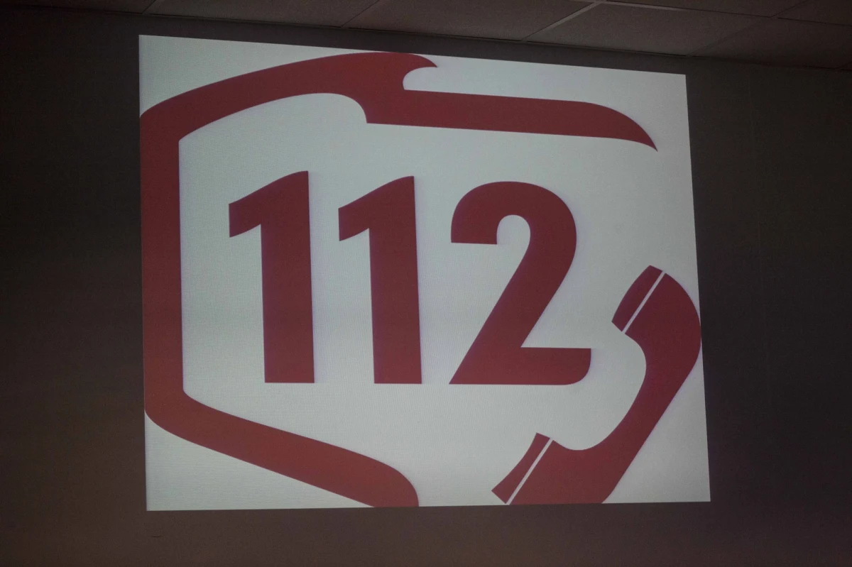 Fałszywe zgłoszenia pod numer 112 stają się plagą - ostrzega ministerstwo Administracji i Cyfryzacji w swoim raporcie na temat funkcjonowania systemu alarmowego. Tylko 17 procent połączeń ma związek z sytuacjami, w których potrzebna jest pomoc policji, straży pożarnej czy pogotowia. 