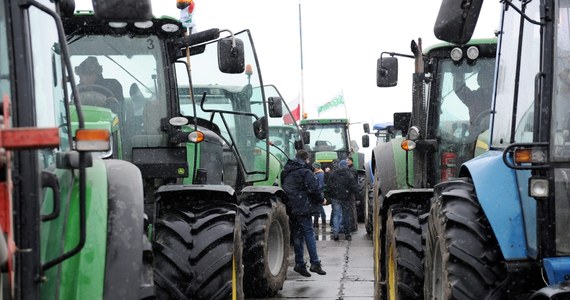 Rolnicy nie ustępują i wciąż blokują drogi na Mazowszu, Podlasiu, Lubelszczyźnie i Pomorzu. "W poniedziałek ogłosimy plan marszu gwiaździstego rolników na Warszawę" - mówi w rozmowie z RMF FM lider protestów, Sławomir Izdebski.