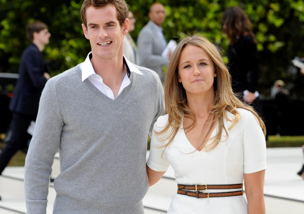 Szkocki tenisista Andy Murray 11 kwietnia weźmie ślub ze swoją wieloletnią partnerką Kim Sears. W listopadzie para się zaręczyła. Uroczystość ma się odbyć w luksusowym hotelu zawodnika w szkockiej miejscowości Perthshire.
