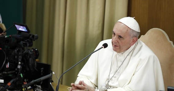 "Dawno już zostawiliśmy za sobą, przynajmniej w zachodnich społeczeństwach, model społecznego podporządkowania kobiety mężczyźnie, model odwieczny, ale jego negatywne efekty jeszcze się nie skończyły" - powiedział papież Franciszek podczas konferencji na temat kobiet. Jak dodał Ojciec Święty, nie należy w ideologiczny sposób podchodzić do kwestii równości kobiet. W ostrych słowach papież potępił wszelką przemoc wobec nich.