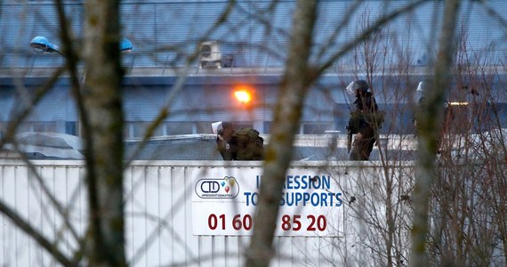 ​Skandal wokół zniszczeń, spowodowanych w czasie szturmu antyterrorystów we Francji. Zrozpaczony właściciel podparyskiej drukarni, w której zabici zostali islamscy terroryści, oskarża prezydenta Francois Hollande’a o dwulicowość.
