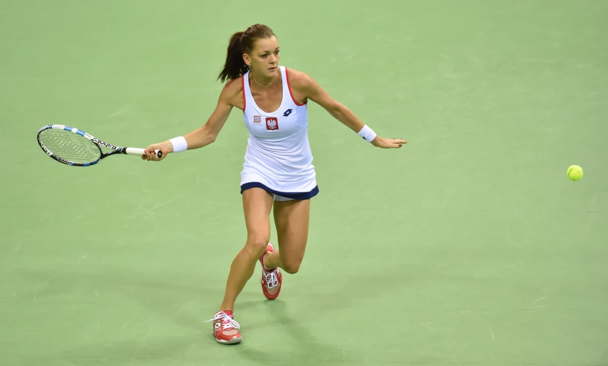 Agnieszka Radwańska przegrała w Krakowie z Marią Szarapową 1:6, 5:7 w spotkaniu 1. rundy Pucharu Federacji. Ten wynik zapewnił rosyjskim tenisistkom zwycięstwo w meczu z Polkami i awans do półfinału. Biało-czerwone zagrają w barażu o utrzymanie w elicie.