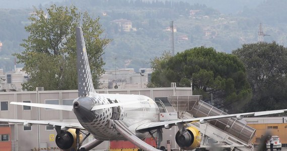 Włoska Gwardia Finansowa postawiła zarzuty 36 pilotom linii lotniczych, którzy pobierając pobory z tytułu przymusowego urlopu lub braku pracy pracowali u przewoźników za granicą. Szacuje się, że oszukali skarb państwa na 7,5 miliona euro.