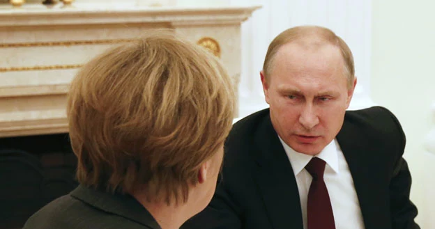 Władimir Putin podczas rozmowy z Angelą Merkel fot. Maxim Zmeyev