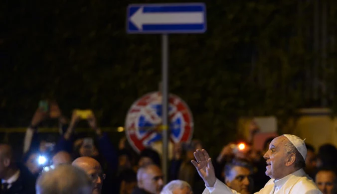 Papież Franciszek w obozowisku Romów w Rzymie