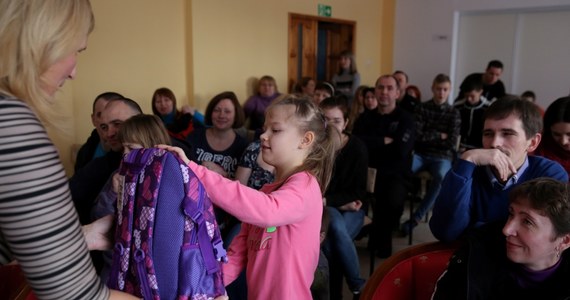 Blisko trzydzieścioro dzieci ewakuowanych w połowie stycznia z Donbasu do Polski dziś po raz pierwszy idzie do polskich szkół. Mają tornistry, podręczniki i zeszyty; coraz więcej rozumieją też po polsku. 